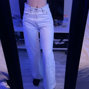 Levi’s Ribcage Wide Leg - Mycket fina ljusblåa Levi’s jeans men liiite korta för min smak Tror längden är 30 Storlek 26   Original pris 1300kr