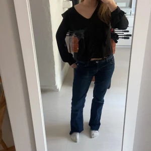 Svart blus med volanger  - Köpt från h&m och storlek 38 men sitter bra på mig som brukar ha 36/s. Skriv om ni har några frågor🩷