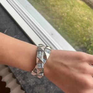 Nitarmband  - Säljer detta snygga nitarmband från donttossitt. Pris kan diskuteras 