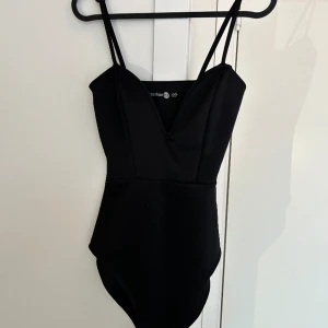 Svart body - Strl 36