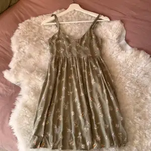 Gullig klänning med unikt mönster💕