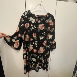 Klänning Gina tricot  - Oanvänd klänning från Gina tricot storlek 42