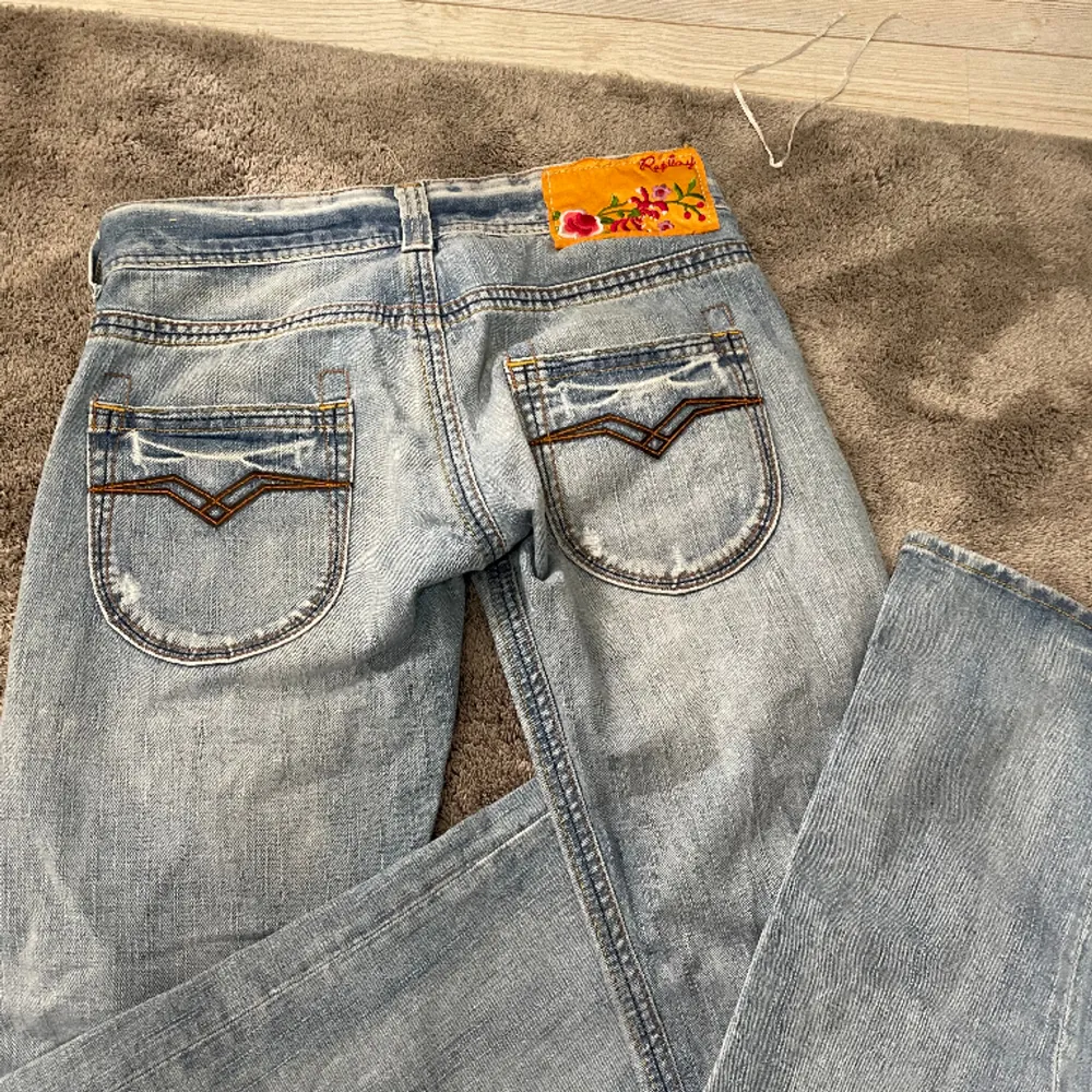 Jätte fina low waist vintage low waist jenas från replay!❤️. Jeans & Byxor.