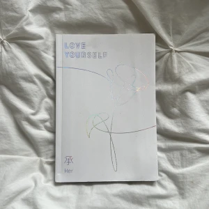 Bts Love Yourself: Her album photobook :) - Bts Love Yourself: Her album photobook. Har haft den här boken rätt länge, därav är den lite skrynklig på utsidan men inte på insidan :)