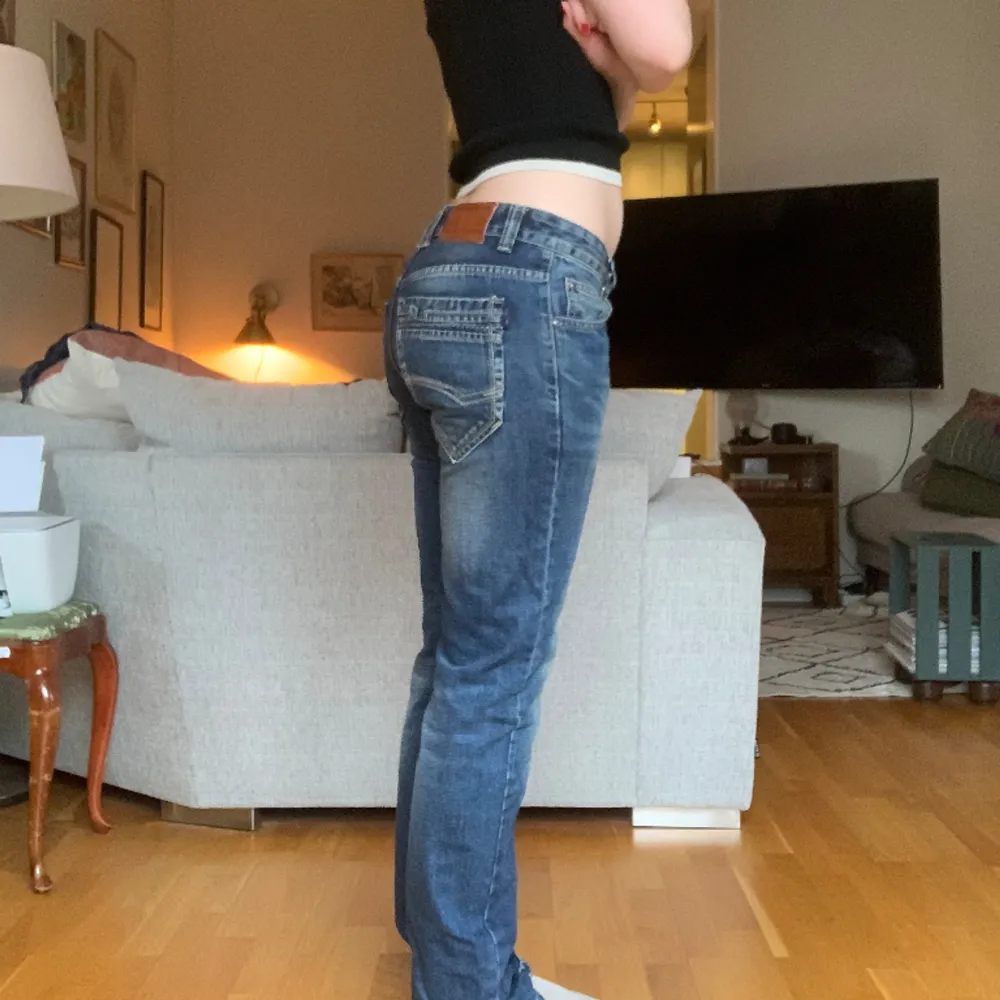 Jätte snygga jeans jag inte använder tillräckligt mycket! Dock är gylfen lite trasig så ni vet men som lätt borde kunnas fixas!. Jeans & Byxor.
