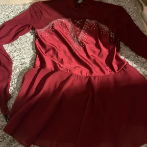 Konståkning kläning - Jätte fin använt några gånger men ser helt ny ut! Inga skador eller något. Säg till om ni vill ha lite mer bilder! Pris kan diskuteras 