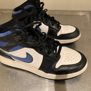 Jordans stl 39 - Jordans i gott skick. Har bytt innesula. Lite slitna under (under hälen).