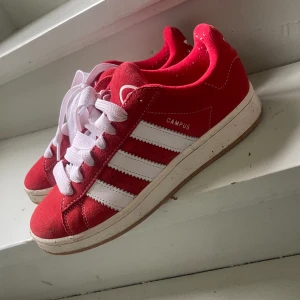 Adidas campus 00 - Använda en handfull gånger och torkar även av sulan innan frakt. Röda skosnören medkommer. Köparen står för frakt❤️
