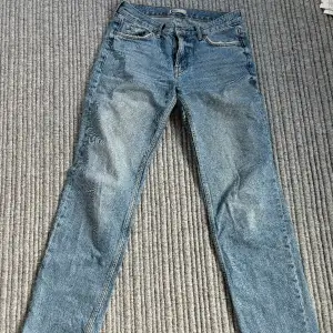 Snygga low straight jeans från gina tricot i stl 34. 200kr + frakt, nypris 499 kr.