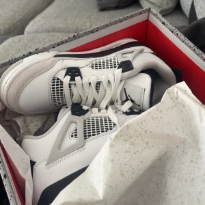 JORDAN 4 RETRO "MILITARY BLACK" - Säljer pågrund av för stor storlek för mig. Ny pris runt 6200kr. Storlek 40. 