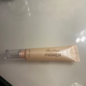 Primer - Makeup Mekka primer, ska vara en dupe på milk hydro grip primer. Endast använd en gång. Nypris 129kr