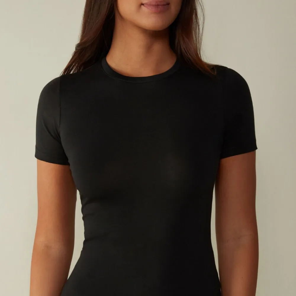 En helt vanlig svart t-shirt ifårn Intimissimi , använd ett fårtal gånger  Kontakta vid intresse och bilder🩷. T-shirts.