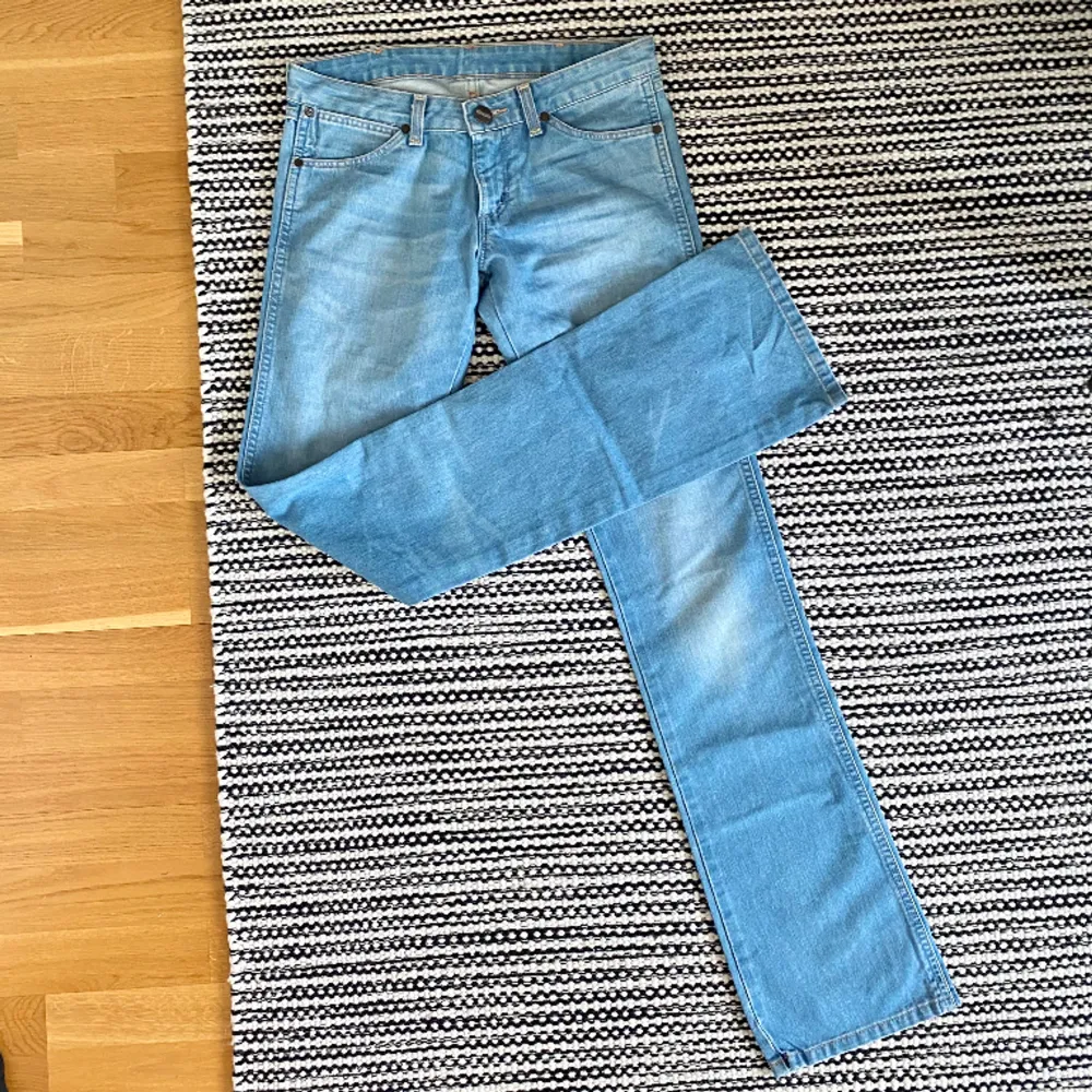 De PERFEKTA ljusblåa jeansen från Wrangler!🥺w27 l36, de passar inte mig så kan inte via bild på tyvärr. Jeans & Byxor.