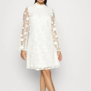 YASRACHEL dress - Säljer denna under bara klänningen från YAS. Skulle varit min student klänning men den passade inte helt. Klänningen har aldrig använts och lappen är på. Originalpris 1599kr