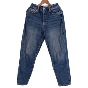 Blåa stretchiga mom jeans - Säljer fina Gina tricot jeans som inte längre används. De har behandlats varsamt och är i fint skick. Köptes för 899kr. Väldigt bekväma och skyblue i färgen💙Hör av dig vid frågor!