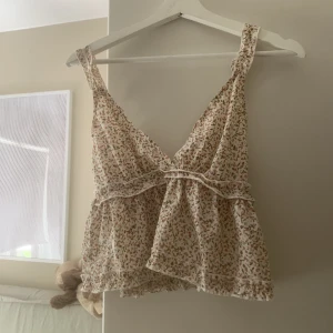 Blommigt linne - Ett blommigt linne. Super fint nu till sommar. Är en xs/s. 