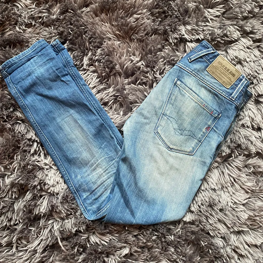 Säljer ett par snygga blåa Replay Anbass jeans i storlek W29 och L32. Perfekt skick! 🍾Superbekväma och stilrena. Pris är inte hugget i sten👖✨ Hör av om ni har några frågor!🤝. Jeans & Byxor.