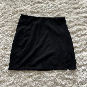 Minikjol - Minikjol med slit - knappt använd 