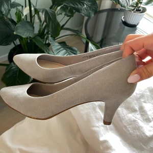 klackar - fina gråa klackskor. I princip aldrig använda, bra skick✨