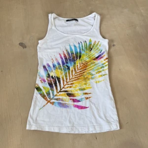 Linne - Linne med tryck från reserved. I strl xs men är strechig. Jätte gullig använd men inga defekter syns.