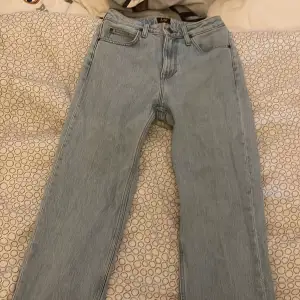 Tjena! Säljer dessa lee jeans då de blivit för små för mig, de är näst intill nya. Storleken på de är W25 L31 