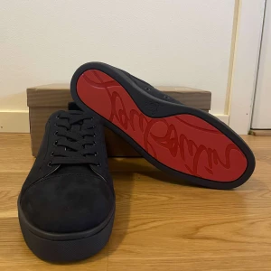 Louboutin skor - Hej jag säljer mina helt nya Louboutin skor! Riktigt snygga och sköna till sommaren☀️Den är i toppskick och kvitto finns.  Skick 10/10