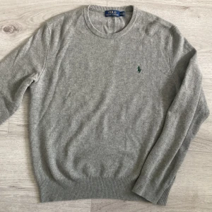 Ralph Lauren sweater - Säljer denna defekt-fria Raffe sweater, stickad i fint Italienskt garn. Storleken är M men passar även S. Märket är mörkgrönt. Skick 9/10. Skriv gärna vid funderingar☺️