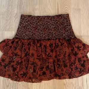 Zara kjol  - Zara kjol i storlek S/M. Liten i storleken❤️kan tänka mig gå ner j pros vid snabbt köp!!