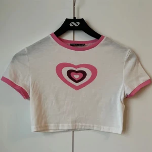 Babytee - En babytee med ett rosa hjärta inspirerat från powerpuffpinglorna, från SHEIN i strl XS!💓