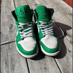 Nike air Jordan  mid high stl 41 - Gröna och vita. Använda men inte trasiga på något sätt. Nypris ca 1500.