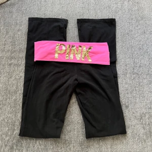 Victoria secret pink yoga pants  - Pink yoga pants i använd skick men absolut inga hål eller fläckar 🩷 Jätte eftertraktade och svår och få tag på därav priset 🫶🏻 Midjebredd är 37 cm och innerbenlängd är 86,5 cm📏