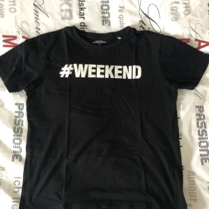 Svart T-shirt, Weekend, Storlek 164 - Varan är i mycket bra skick och har ingen skada 