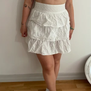 Högmidjad volangkjol - Somrig och söt, bra skick!