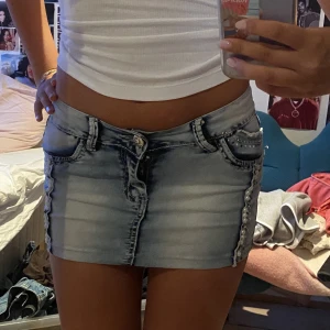 Jeans kjol - Skitsnygg jeanskjol köpt på plick!! Midjemått 37 cm rakt över💋💋 skriv om ni har frågor oså💝💘