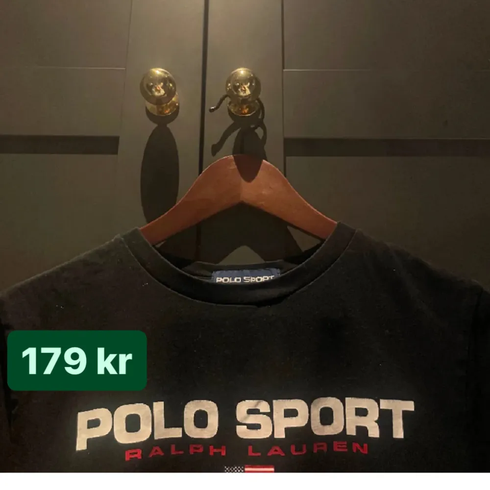 Svart Ralph Lauren T-shirt köpt på NK.  Storlek: S  Köp genom att trycka på ”Köp nu” . T-shirts.