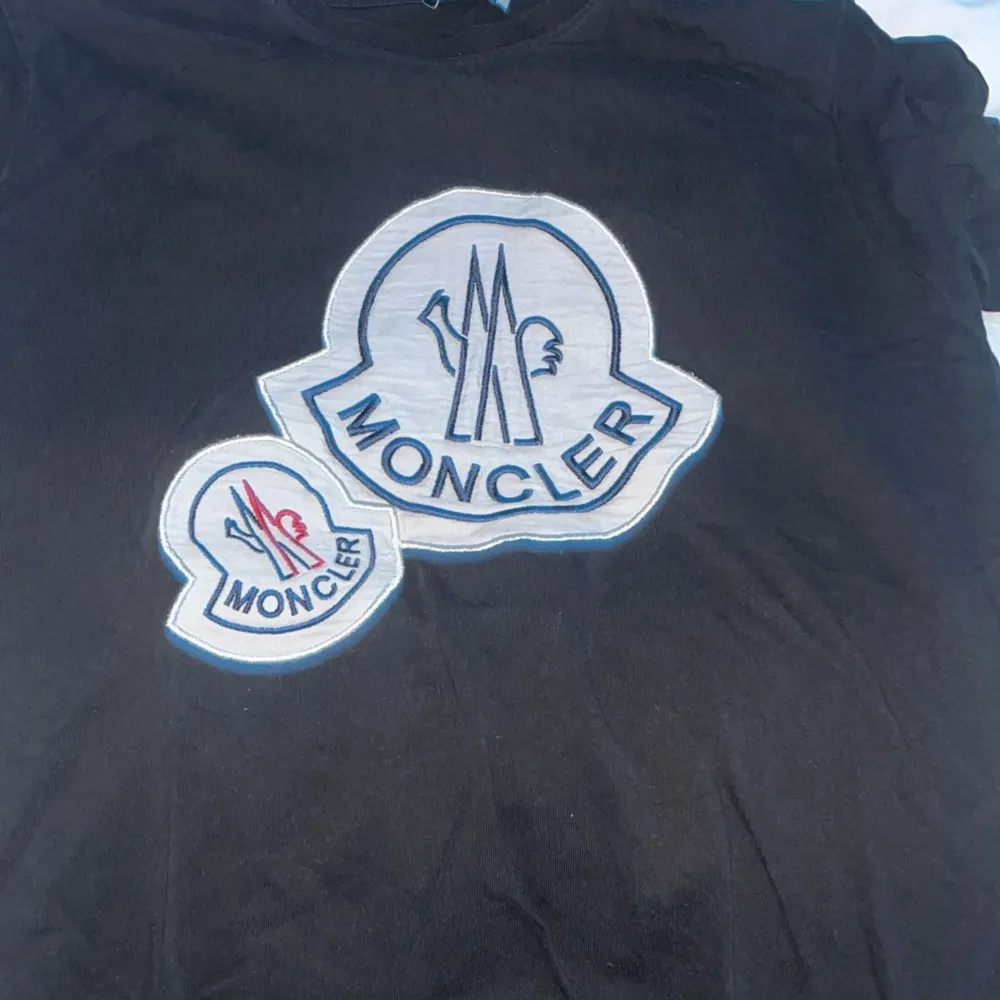 Moncler tshirt . Toppar.