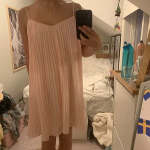 Rosa klänning  - Klänning köpt vintage, som ny strl s