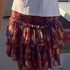 Isabel marant kjol  - Så snygg isabel marant kjol! Tror den är i storlek 34 men den passar verklihen både nedåt och uppåt o storlekar då den är så stretchig. Den är använd Max 3 gånger så i super bra skick. Nypris är runt 2000+. 