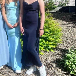 balklänning - Mörkblå/navyblue bal klänning i satin. Använd 1 gång och har inga defekter. Halvöppenrygg och sitter super bra. Köpte för 350 säljer för 200❤️