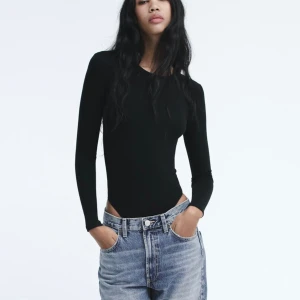 Långärmad body Zara - Säljer denna body från zara som jag använt en gång och är i ny skick💗