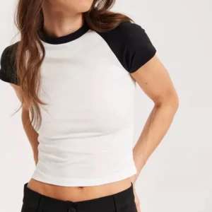 Croppad t-shirt - Croppad T-shirt ifrån Nelly. Aldrig använd, lappen kvar❣️