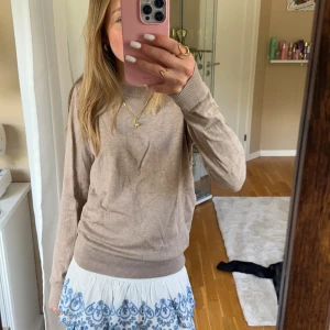 Finatickad tröja - Finstickad tröja från Stockholm LM🤩 säljer då den tyvärr inte kommer till användning. Inga defekter, nyskick 💕