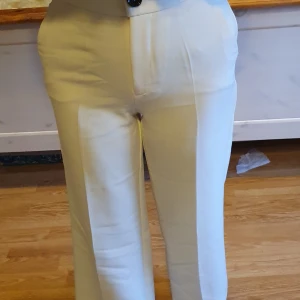 Vita kosymbyxor - Jag säljer mina snygga cremevita kostymbyxor storlek 34, aldrig använda, nypris 950