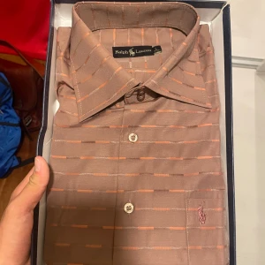 Ralph lauren skjorta - Riktigt ovanlig ralph lauren skjorta köpt under 90-tal. Skjortan har enbart testats av mig en gång annars helt oanvänd. Storlek: L