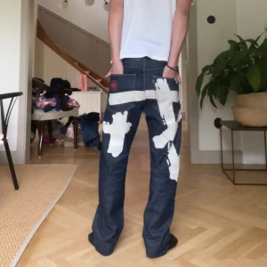 Äkta Evisu jeans - Tjena! Säljer nu ett par tvär feta Evisu jeans | skick 8/10 mycket bra | nypris 4500kr | mitt pris 1200kr | de är mörkblå samt den vita färgen | kom pm vid frågor och funderingar! | Postas eller möts upp