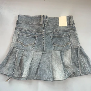 Jeanskjol med volang  - Nyskick, aldrig använd. 