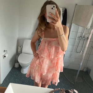 Rosa klänning - Jättefin rosa/aprikos sommarklänning i nyskick, endast använd en gång. 💞💞