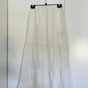 Vit lånkjol - Vit långkjol med volangdetaljer från hm💃🌿