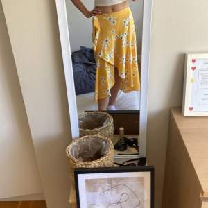En gul jätte fin kjol som tyvärr har blivit för liten