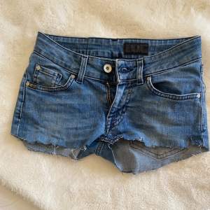 Lågmidjade jeansshorts🥰 Midja: 34cm rakt över Längd: 20cm